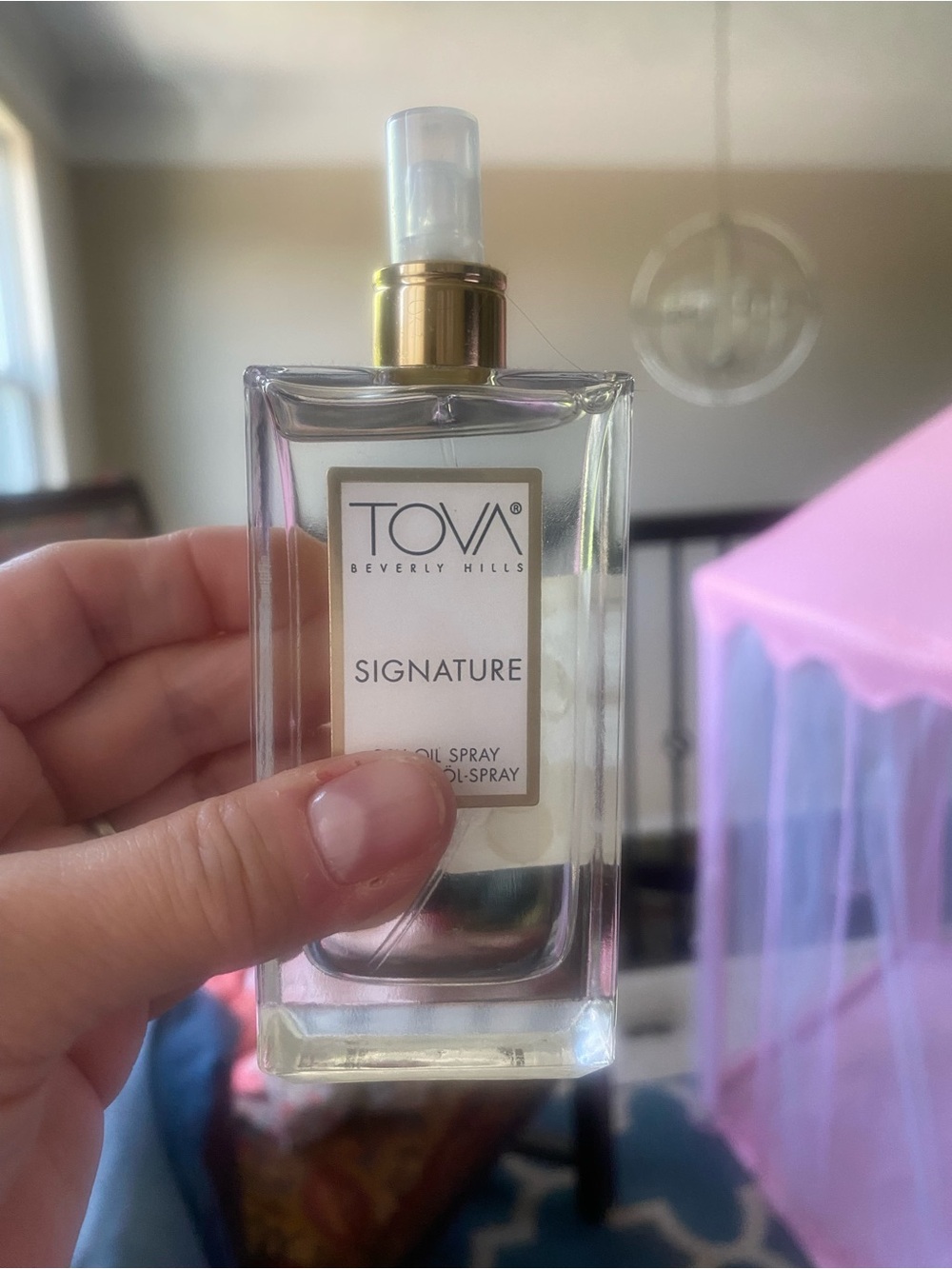 Tova Signature Dry Oil Spray — Clear Bottle with Gold Accents - Picture 3 of 3